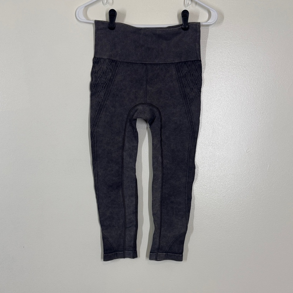Athleta Gray Leggings Size Medium detail on sides EUC Stretchy wide waistband